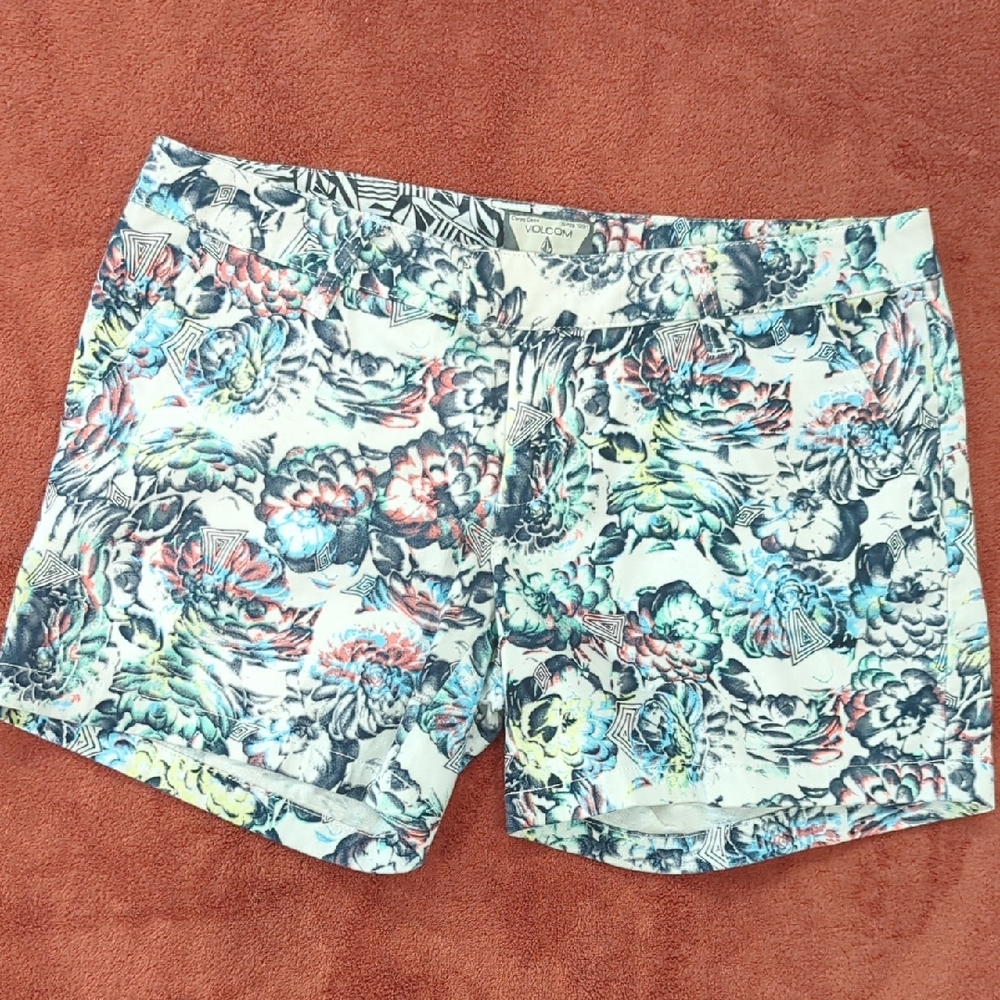 VOLCOM Junios Size 5 Y2K Unique Print Short Shorts Low Rise